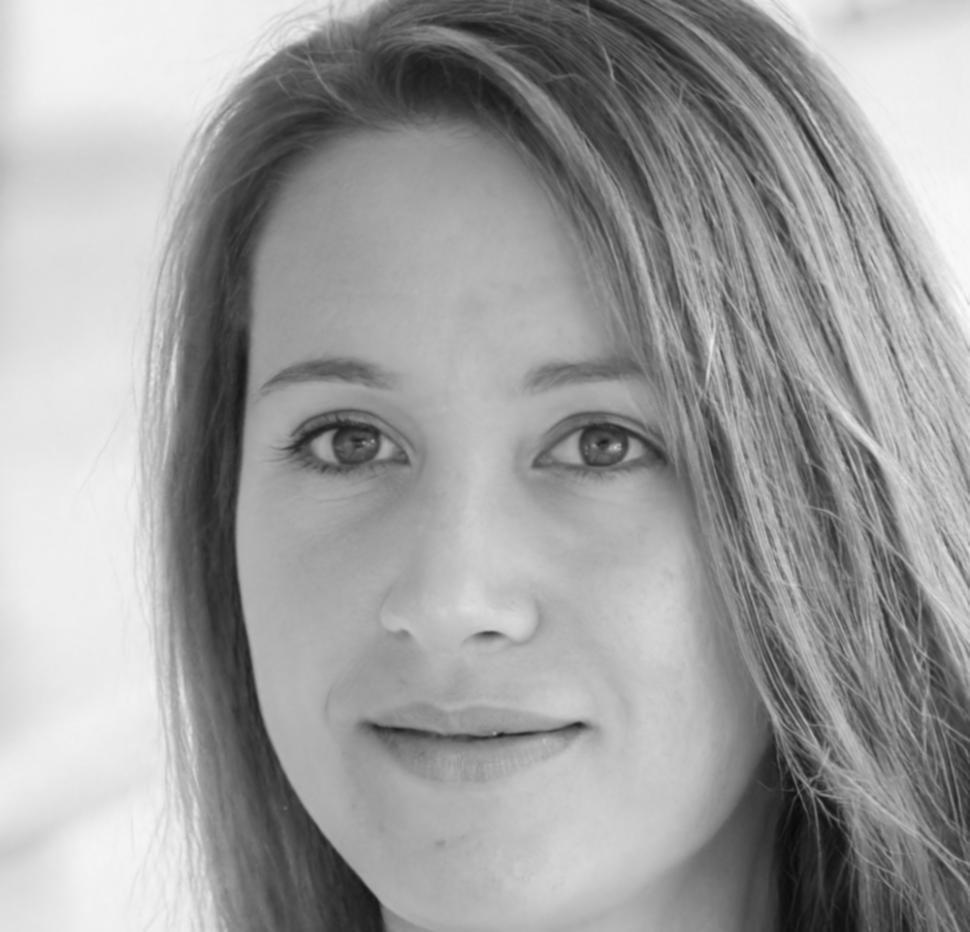 Porträt einer Frau, die freundlich lächelt