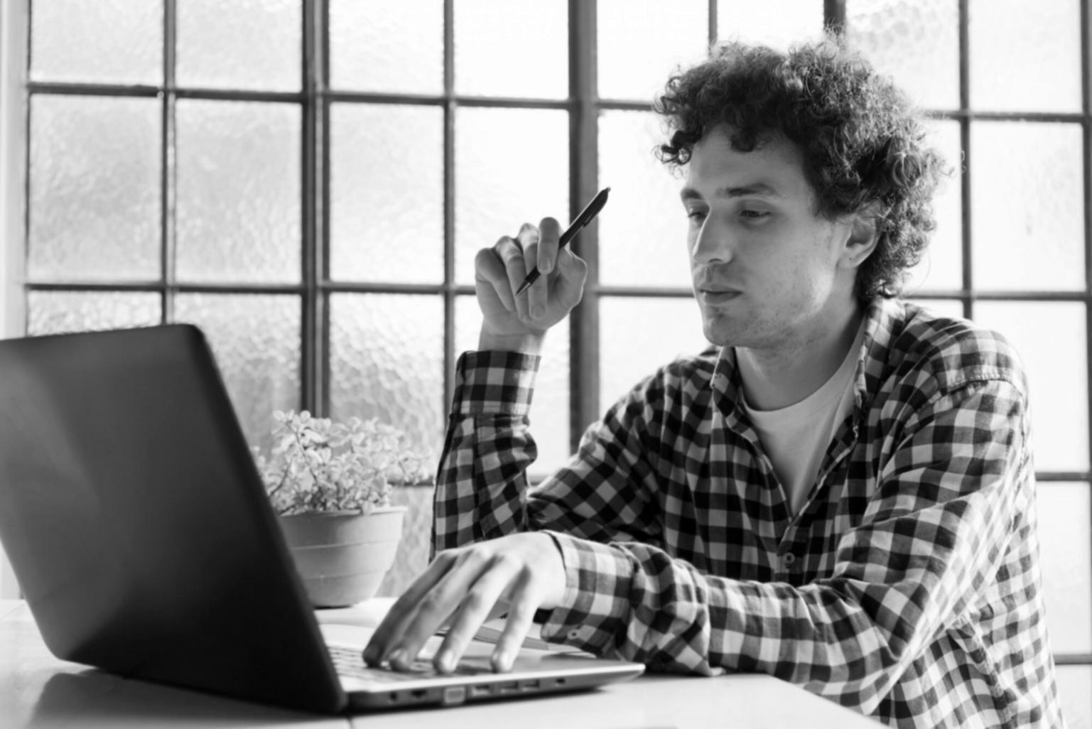 Gruppe von Menschen beim gemeinsamen Arbeiten an Finanzplänen