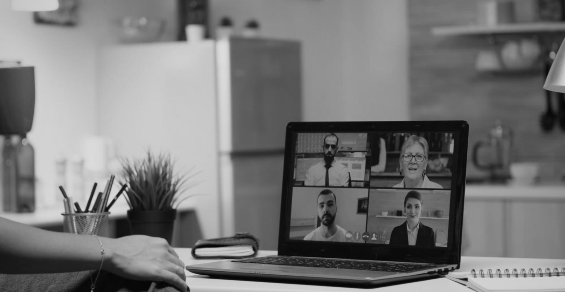 Menschen beim gemeinsamen Lernen über Finanzplanung