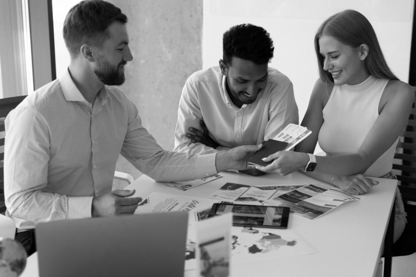 Professionelle Beratungssituation mit Dokumenten